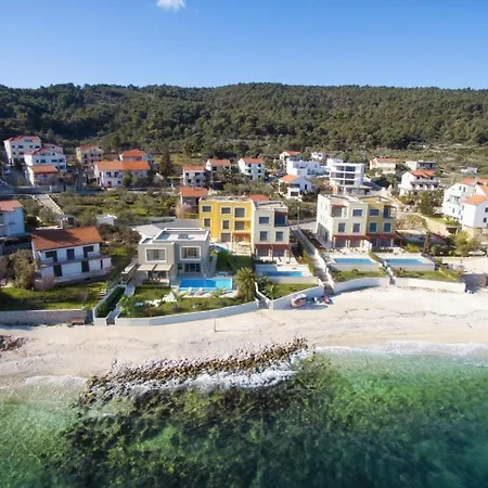 Beachfront Lemonade With Pool I Apartmán