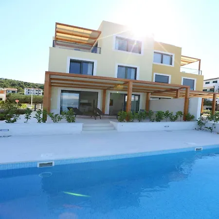 Apartmán Beachfront Lemonade With Pool I *
