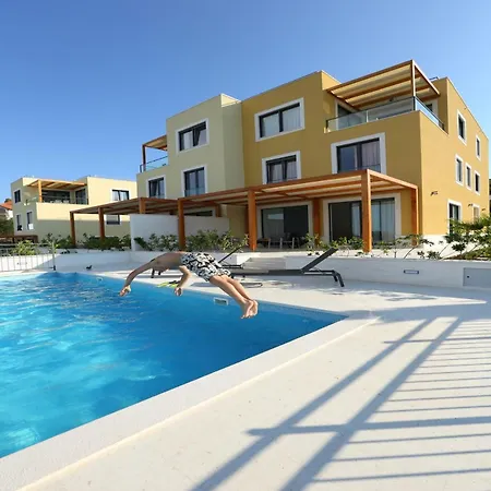 Beachfront Lemonade With Pool I Apartmán
